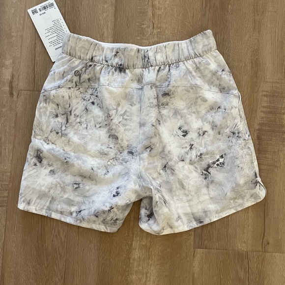 Lululemon Flat-Front Relaxed Shorts size 4 NWT - Picture 5 of 6